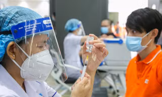 Người lao động được tiêm vắc xin, ở trọ, xét nghiệm... miễn phí khi trở lại TPHCM