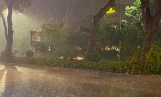 Hà Nội đón mưa 'vàng' giải nhiệt chuỗi ngày nắng nóng 41 độ C, nhiều tuyến phố ngập sâu