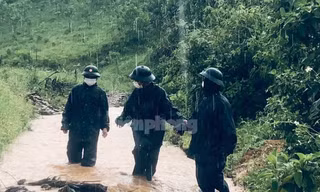 Đội mưa, luồng rừng, băng suối làm nhiệm vụ bảo vệ biên giới, ngăn chặn dịch tại TT-Huế.