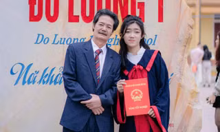 Linh Tâm và bố nuôi là Lê Trung Thực trong ngày tốt nghiệp phổ thông 