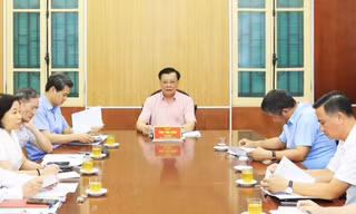 Bí thư Đinh Tiến Dũng chủ trì buổi tiếp công dân theo quy định