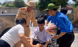 Thí sinh đi xe lăn đến làm thủ tục thi tốt nghiệp