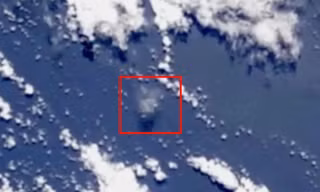 Dậy sóng thuyết âm mưu: UFO lơ lửng trên đại dương, chuẩn bị bay vào không gian