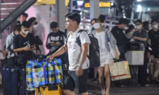 Ngày cuối dịp nghỉ lễ, nhiều người trở lại Hà Nội từ 4 giờ sáng