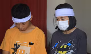 Em Phạm Thị Phương Thảo buồn bã trước nỗi đau mất bố. 