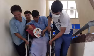 Bị thương khi gió bão đẩy rơi gầm cầu, thí sinh mặc áo bệnh nhân đến trường thi
