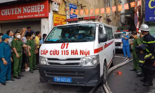Cháy lớn trong ngõ Thổ Quan, đưa thi thể 3 người ra ngoài