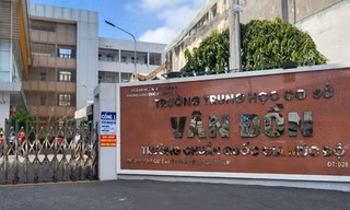 Sau bữa trưa, hàng chục học sinh ở một trường tại TPHCM nôn ói, đau bụng