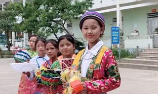 Ngoài giờ học, Già Thị Lan cùng nhóm bạn tái chế các sản phẩm túi ni lông, dây dứa