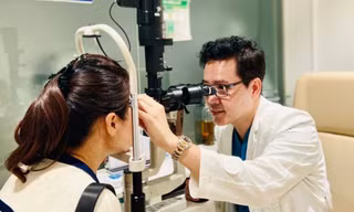 Bác sĩ Đặng Xuân Nguyên khám cho bệnh nhân đau mắt đỏ