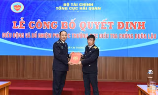 Tổng cục phó Lưu Mạnh Tưởng trao quyết định cho ông Nguyễn Văn Hoàn chiều 30/11