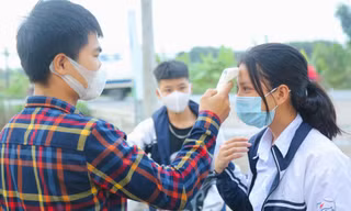 Học sinh trường THCS Đông Quang (Ba Vì, Hà Nội) trở lại trường
