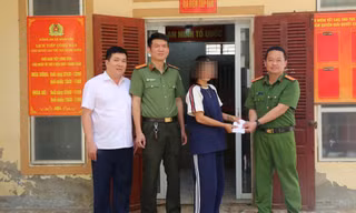 Bất ngờ nhận lại lắc tay 300 triệu đồng rơi ở sân bay