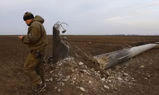Ukraine khắc phục đường điện sang bán đảo Crimea. Ảnh: Reuters