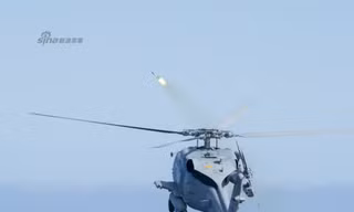 [ẢNH] Trực thăng MH-60R Seahawk khai hỏa tên lửa
