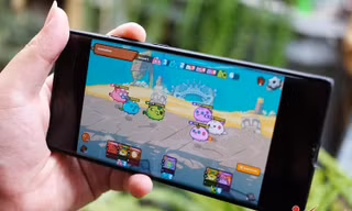 Một game thủ Việt đang chơi Axie Infinity. Ảnh: Trọng Đạt