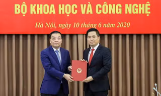 Bộ trưởng Chu Ngọc Anh trao quyết định cho tân Thứ trưởng Nguyễn Hoàng Giang.