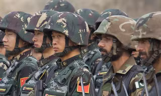 Binh sĩ Pakistan và binh sĩ Trung Quốc tham gia 1 cuộc tập trận chung. Ảnh: AP