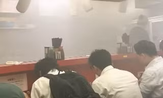 Khó hiểu nhóm khách ngồi ăn mì bất chấp nhà hàng bốc cháy