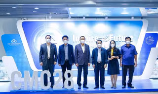 Lãnh đạo UBDT và Tập đoàn Công nghệ CMC chụp ảnh lưu niệm tại buổi làm việc.