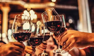Mẹo uống rượu bia an toàn, tránh say ngày Tết