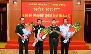Đại tướng Ngô Xuân Lịch chúc mừng ba tân Thứ trưởng Bộ Quốc phòng.