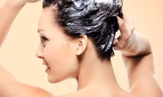 Sai lầm khi gội đầu khiến tóc rụng nhiều 'như lá mùa thu'