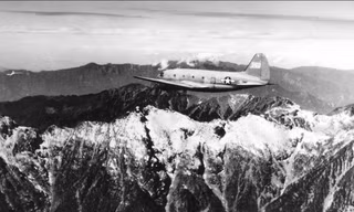 Máy bay chở hàng C-46 bay qua dãy núi Himalaya, ở biên giới Ấn Độ, Trung Quốc và Miến Điện, vào tháng 1 năm 1945. Ảnh: Getty Images