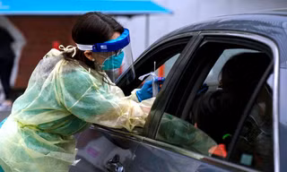 Nhân viên y tế lấy mẫu xét nghiệm COVID-19 tại Hillsboro, Oregon. Ảnh: New York Times