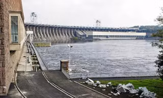 DnieproGes là nhà máy thủy điện lâu đời nhất trên sông Dnepr. Ảnh: Sputnik