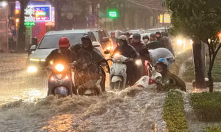 Mưa lớn trong 2 giờ, cô gái chạy xe máy ngã nhào khi qua 'rốn ngập' ở Đồng Nai