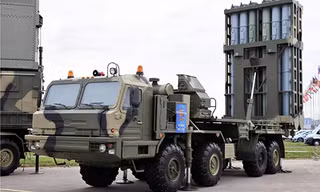 Tổ hợp tên lửa phòng không S-350 Vityaz tại triển lãm MAKS-2013. Ảnh: ANR.