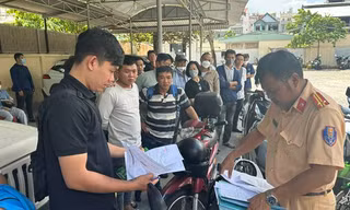 Cận cảnh 'rồng rắn' đi... giữ biển số đẹp ở TP HCM trong ngày 14/8