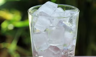 Mùa nóng uống nước đá 'cực đã' nhưng coi chừng rước đủ bệnh vào thân