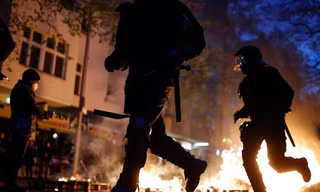 những đám cháy trên đường phố Berlin, Đức. Ảnh: Reuters