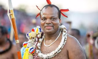 Nước nghèo nhưng vua Mswati III lọt vào danh sách "15 nhân vật hoàng gia giàu có nhất thế giới" theo Forbes năm 2009. Ảnh: Classic105.