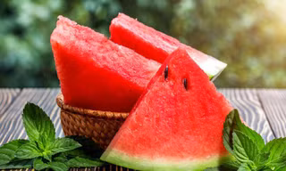 Dưa hấu mát lành nhưng những người này nên tránh cho xa kẻo tự hại thân