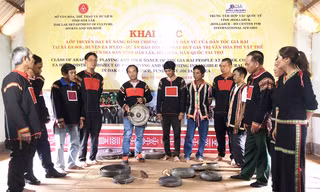 Truyền dạy kỹ năng đánh chiêng Arap của người Gia Rai