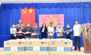 Các hộ đồng bào DTTS nghèo nhận tivi tại Chương trình