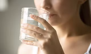 Tác hại không ngờ của việc uống quá nhiều nước lọc mỗi ngày