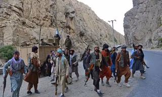 Lực lượng kháng chiến Afghanistan tuần tra dọc theo một con đường ở tỉnh Panjshir. Ảnh WSJ