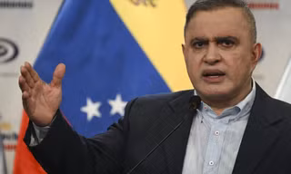 Ông Tarek William Saab, tổng chưởng lý Venezuela, trong một cuộc họp báo liên quan đến chiến dịch chống tham nhũng - Ảnh: AFP