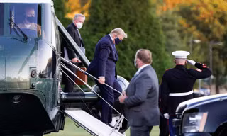 Tổng thống Trump được trực thăng Marine One đưa tới Trung tâm y tế quân sự quốc gia Walter Reed ở Bethesda, bang Maryland. Ảnh: Reuters.