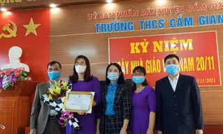 Liên đoàn Lao động tỉnh Hải Dương trao giải Nhất tặng đoàn viên Lương thị Thêu, trường THCS Cẩm Giang, huyện Cẩm Giàng. Ảnh: Diệu Thuý