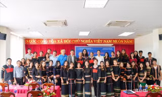 Học viên và các nghệ nhân chụp ảnh kỷ niệm tại Lễ khai giảng