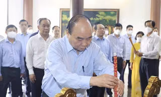 Chủ tịch nước dâng hương tưởng niệm cụ Phó bảng Nguyễn Sinh Sắc