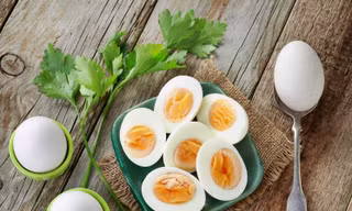 Không muốn 'hại đủ đường' thì đừng bao giờ luộc trứng theo những cách này