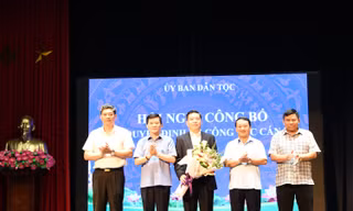 Các đồng chí Lãnh đạo UBDT chúc mừng, trân trọng ghi nhận và cám ơn những tình cảm, sự đóng góp quan trọng của đồng chí Lê Sơn Hải đối với sự phát triển chung của UBDT trong suốt thời gian công tác vừa qua