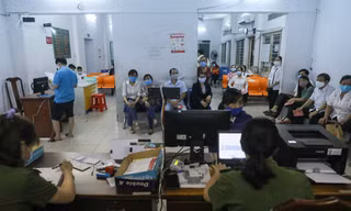 Thức đêm chờ làm căn cước gắn chip ở thành phố Thủ Đức
