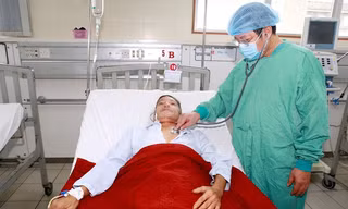 Một bệnh nhân nhiễm bệnh Whitmore được các bác sĩ chăm sóc. Ảnh: T.H.